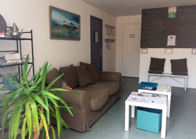 Salle d'attente organisme de formation agréé en massage et réfléxologie - Eloise Mercier - Six-fours-les-bains